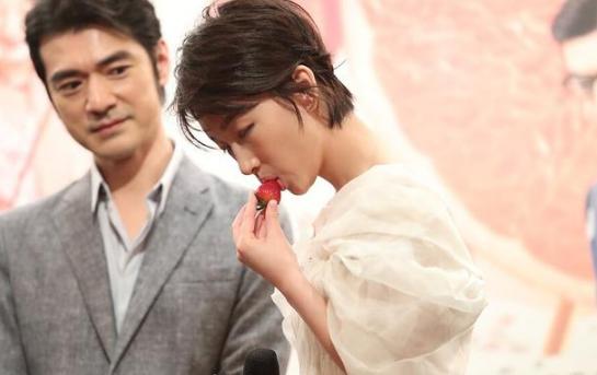 周冬雨台上安静吃草莓,金城武眼神有爱一脸宠溺