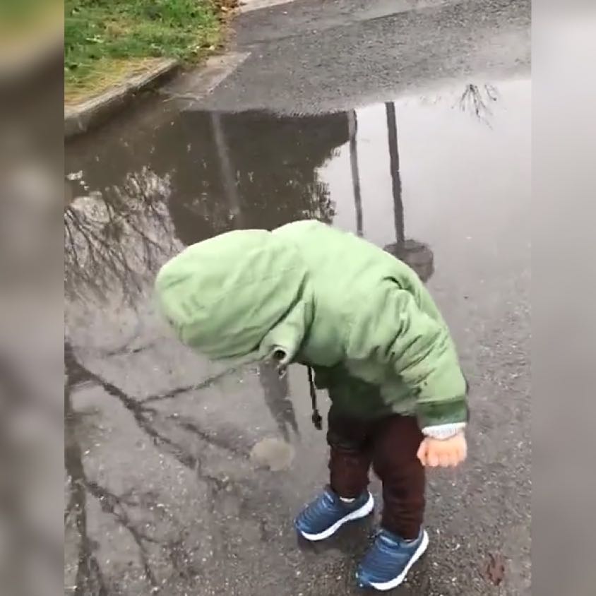 萌娃踩水坑逗笑网友,孩子:感谢妈妈的提醒,要不然早都绕开了!