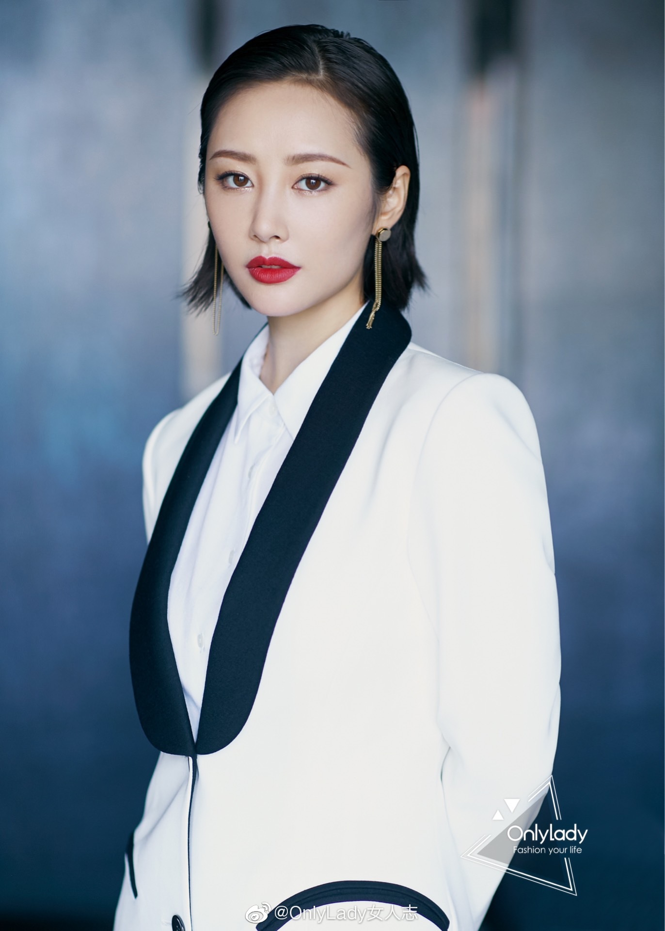 李纯lichun 今日身着黑白西装受邀出席庆祝新中国成立70周年