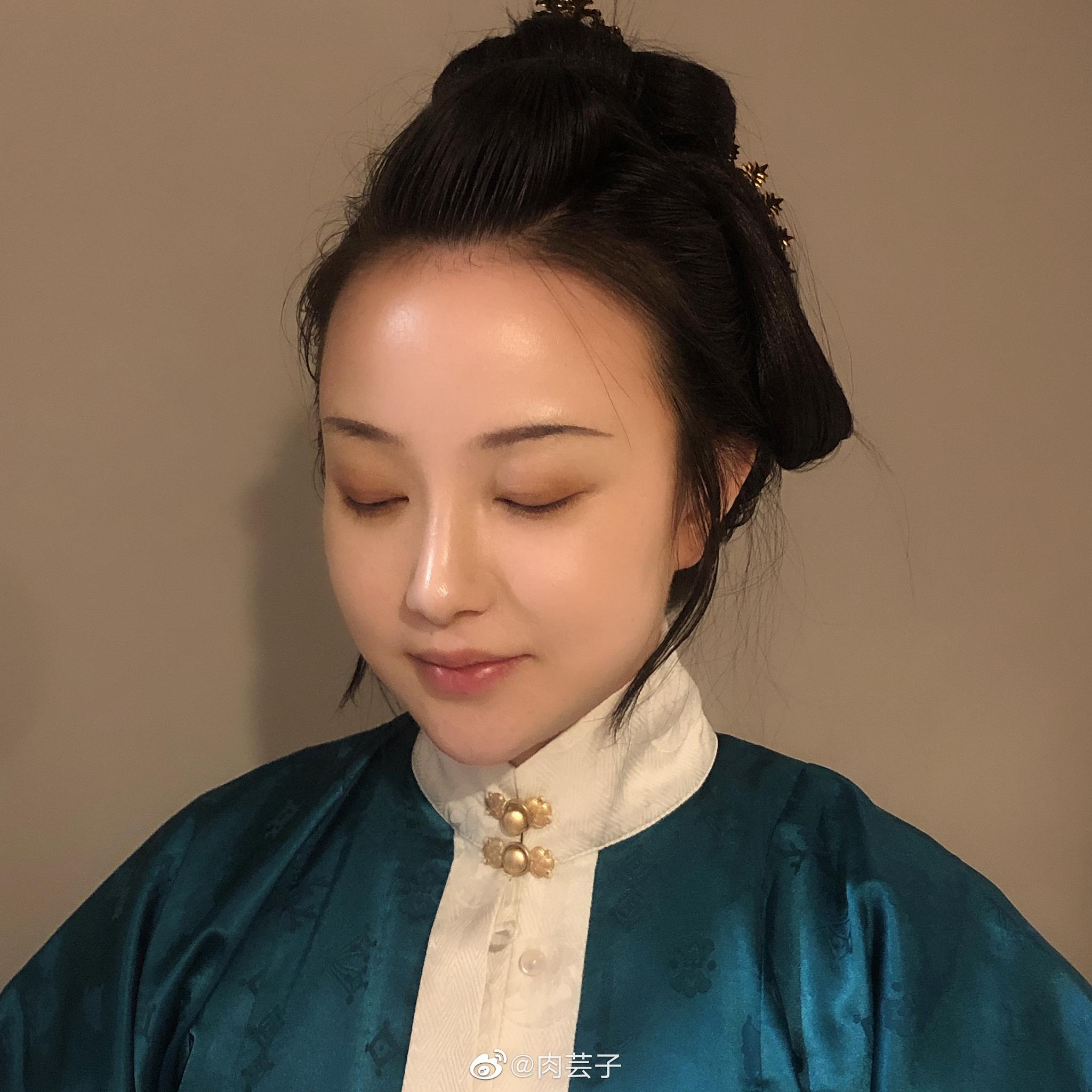 抓住同学学习三绺头的一晚头模糯米没有定型喷雾有点炸毛真的考验|头模|定型|考验_新浪新闻