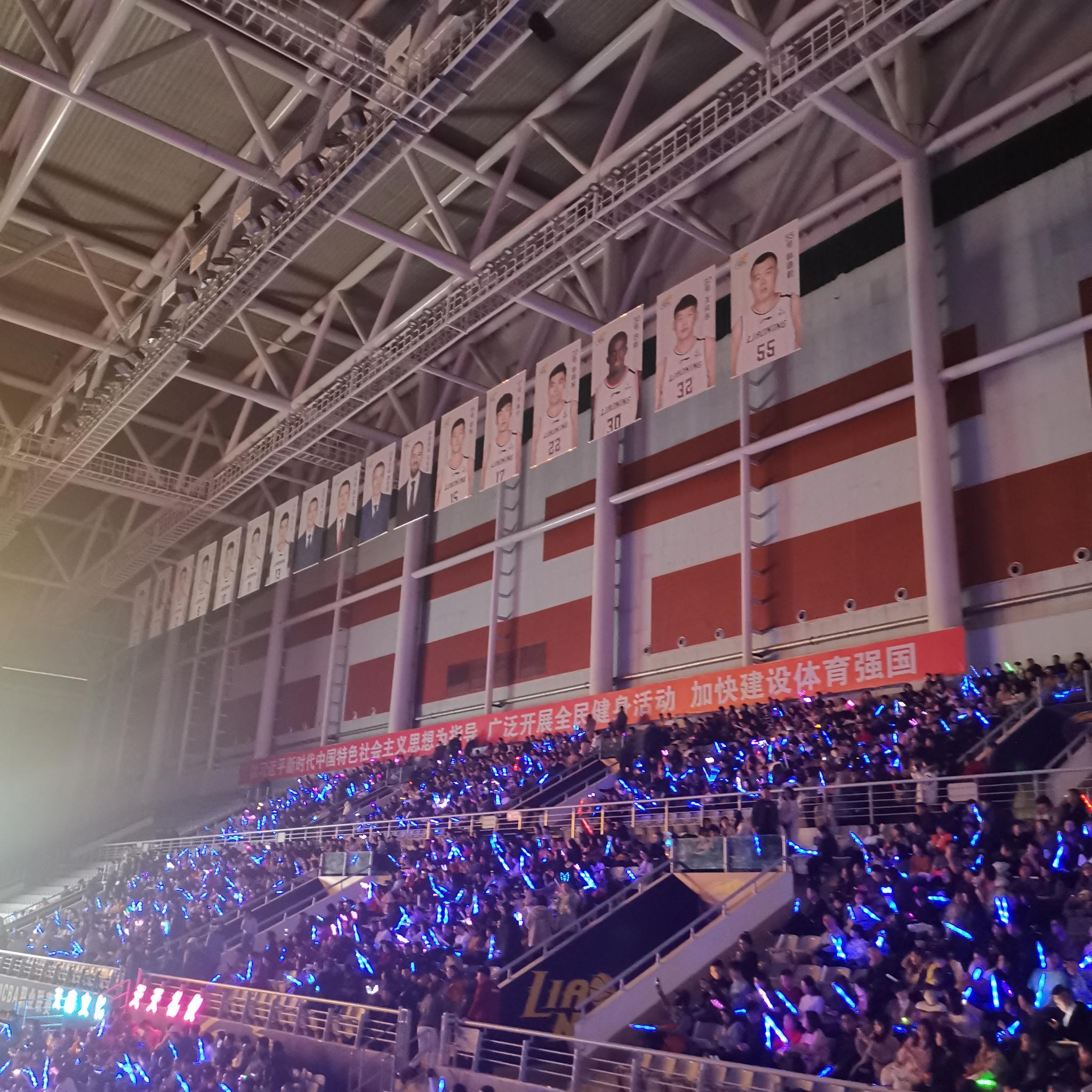 到辽宁队的主场听张信哲演唱会,初高中他的专辑每出必买