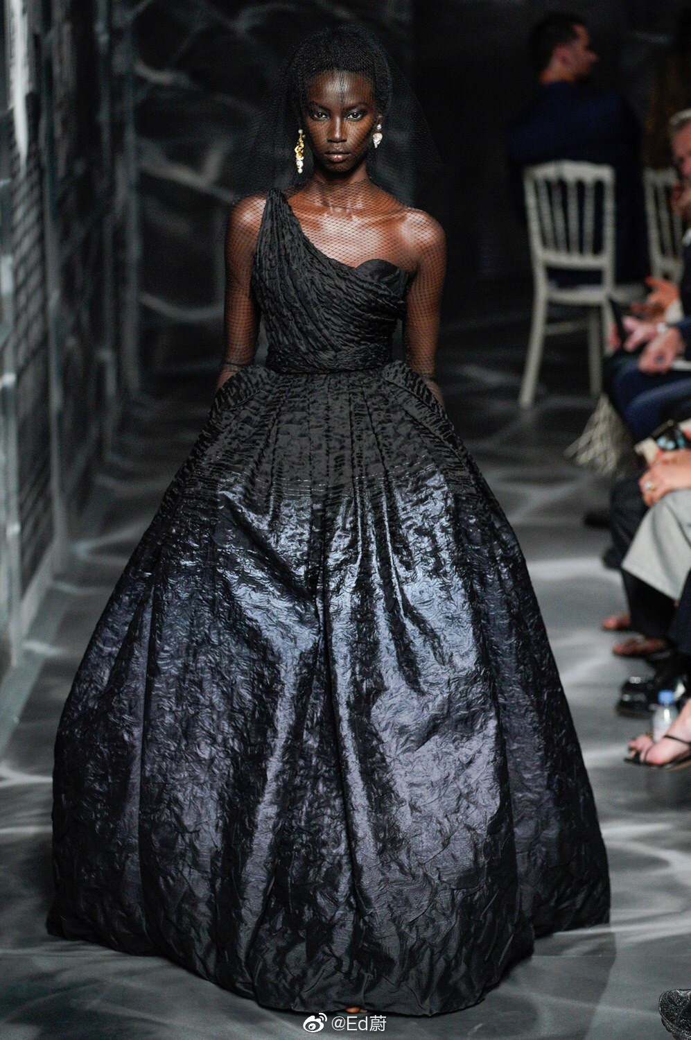 couture f/w 2019 迪奥2019秋冬高定带来一系列华丽的黑色系礼服造型