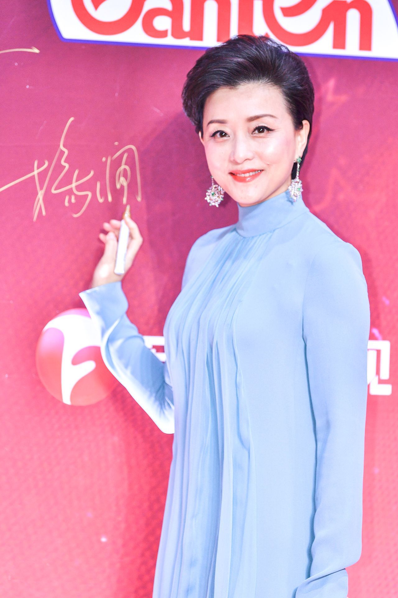 50岁杨澜冻龄生长,网友:皮肤紧致喝露水长大的吗?