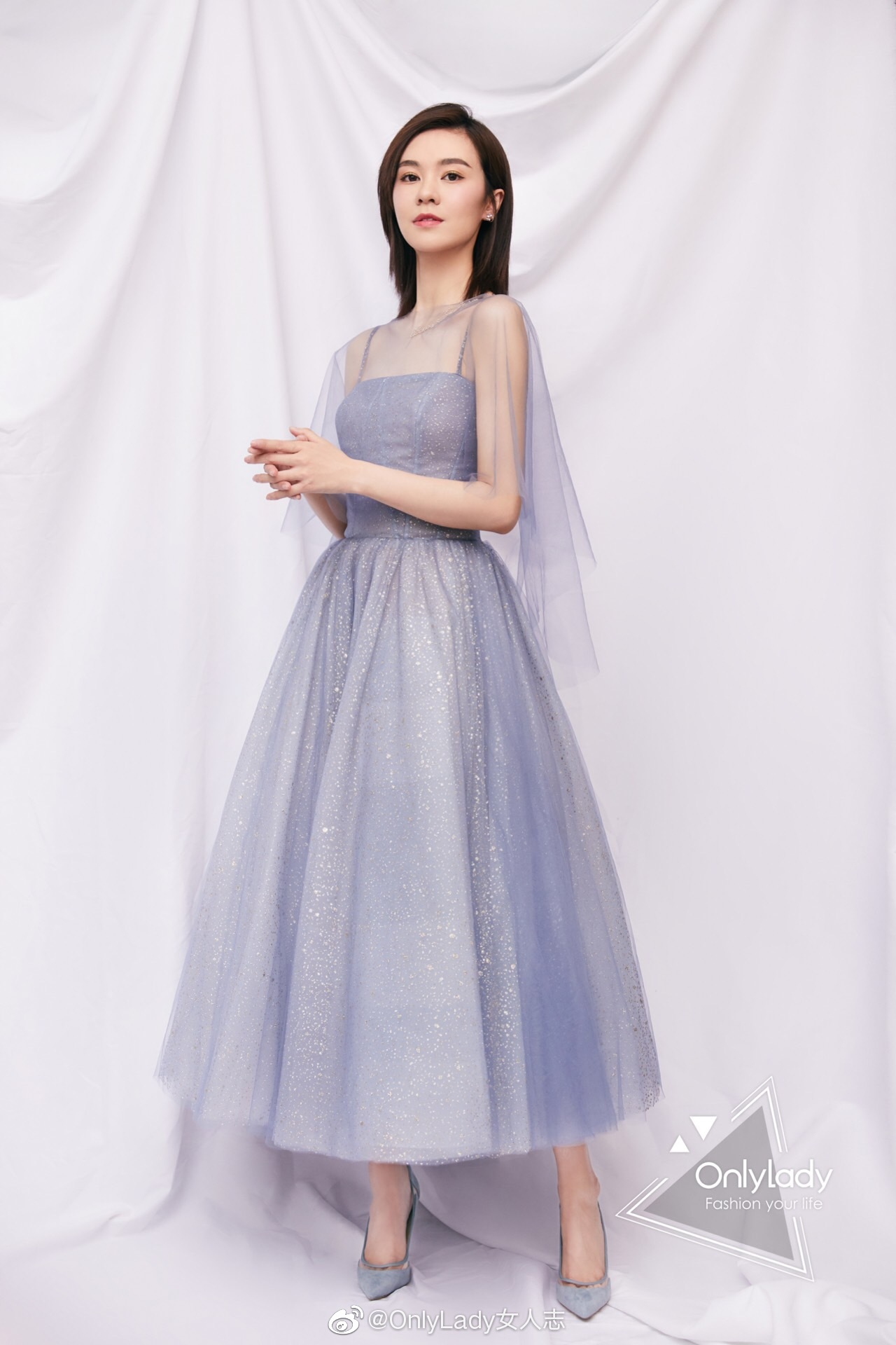 郁可唯 身着queens palace蓝色纱裙搭配73hours高跟鞋亮相央视