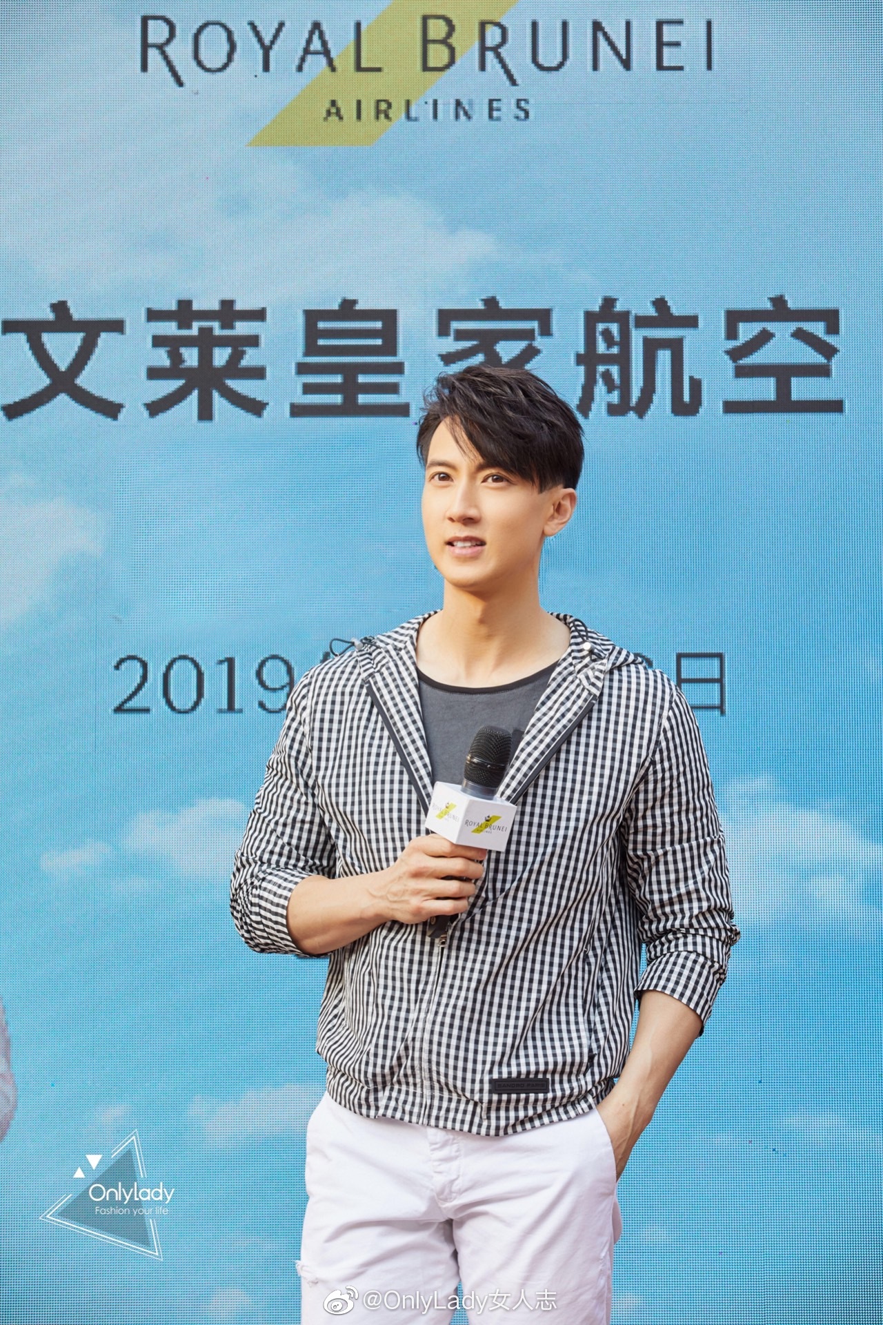 "冻龄"男神@吴尊 亮相北京大兴机场直飞文莱国际航线开航发布会