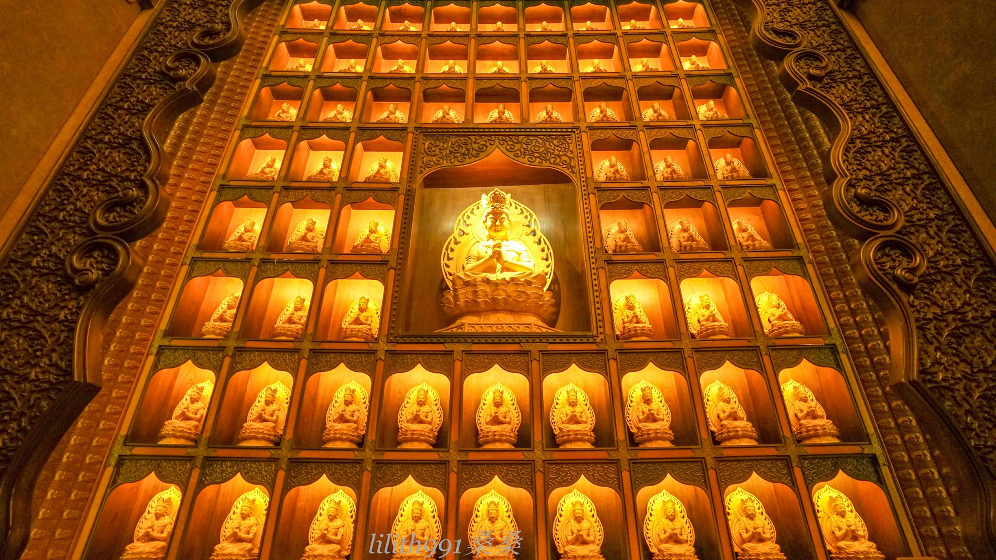 佛顶宫内有千尊小佛龛和千盏心灯的胜景