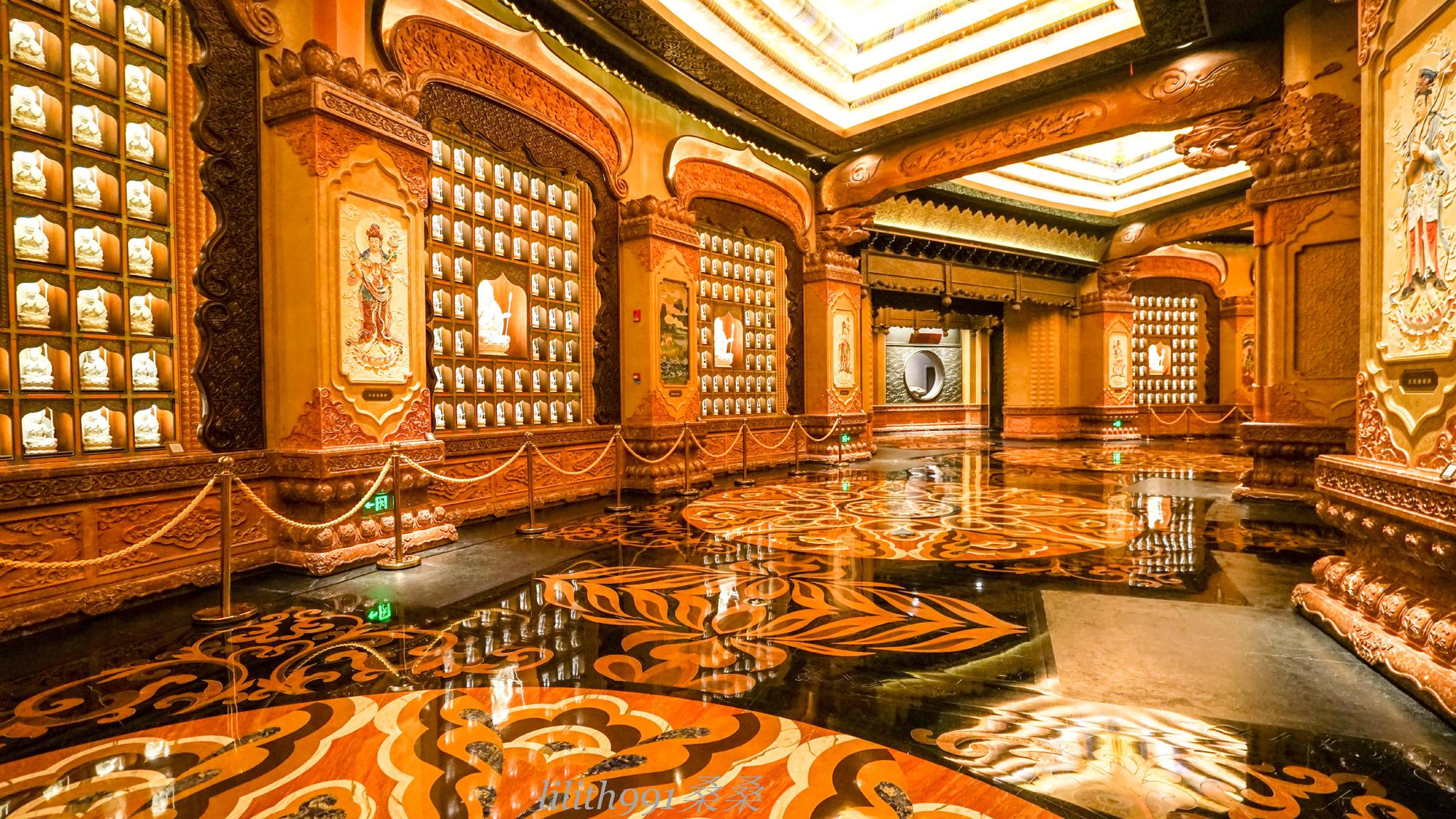 佛顶宫内有千尊小佛龛和千盏心灯的胜景