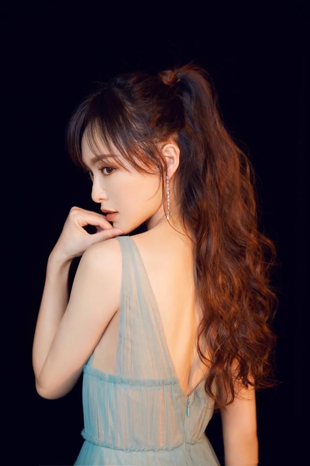 又被唐嫣惊艳到了,完美侧颜加新发型,这才是仙女本人