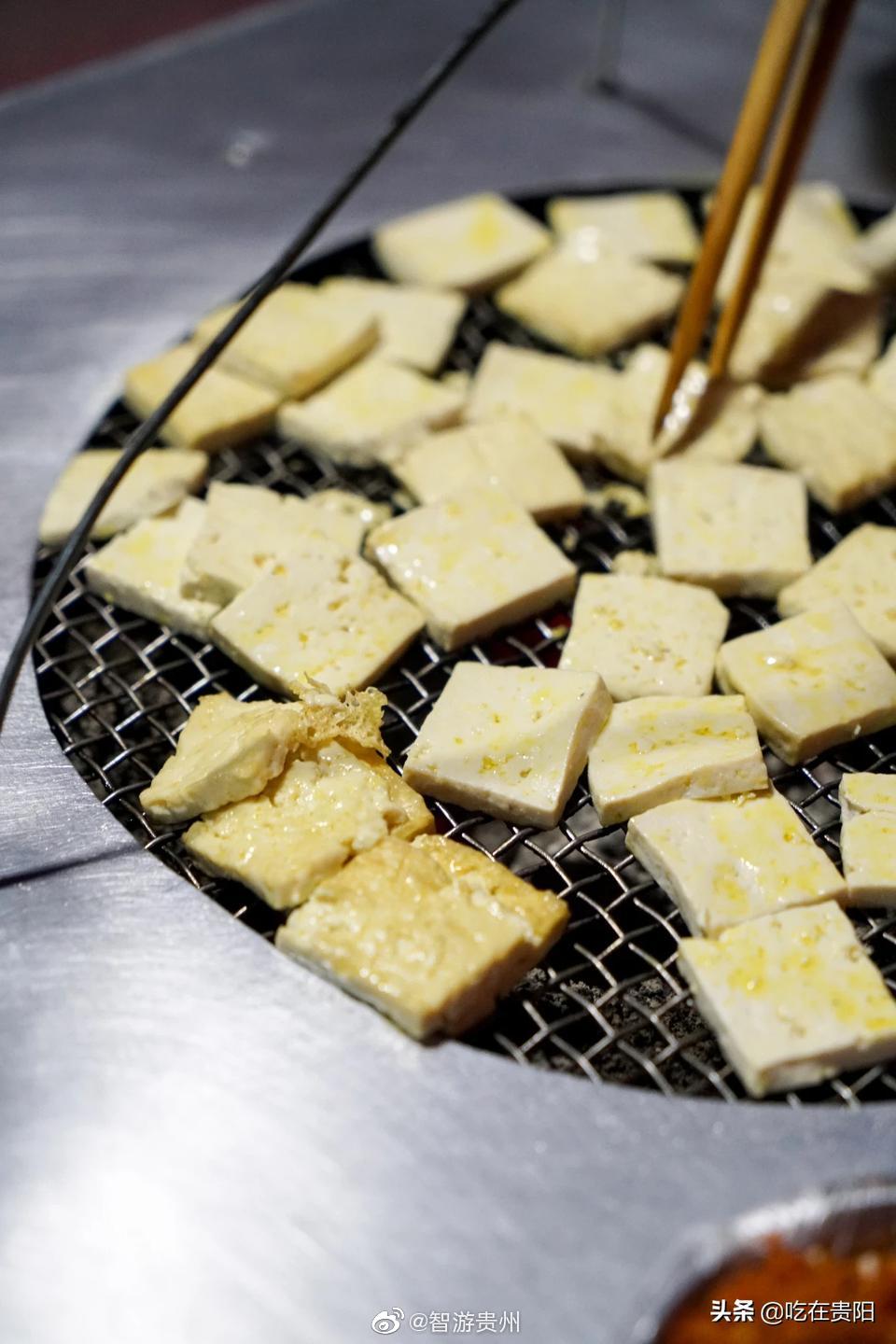 在贵阳,宵夜除了烙锅和烧烤之外,还有烤小豆腐哦,不会腻,刚刚好