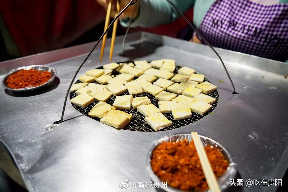 在贵阳,宵夜除了烙锅和烧烤之外,还有烤小豆腐哦,不会腻,刚刚好