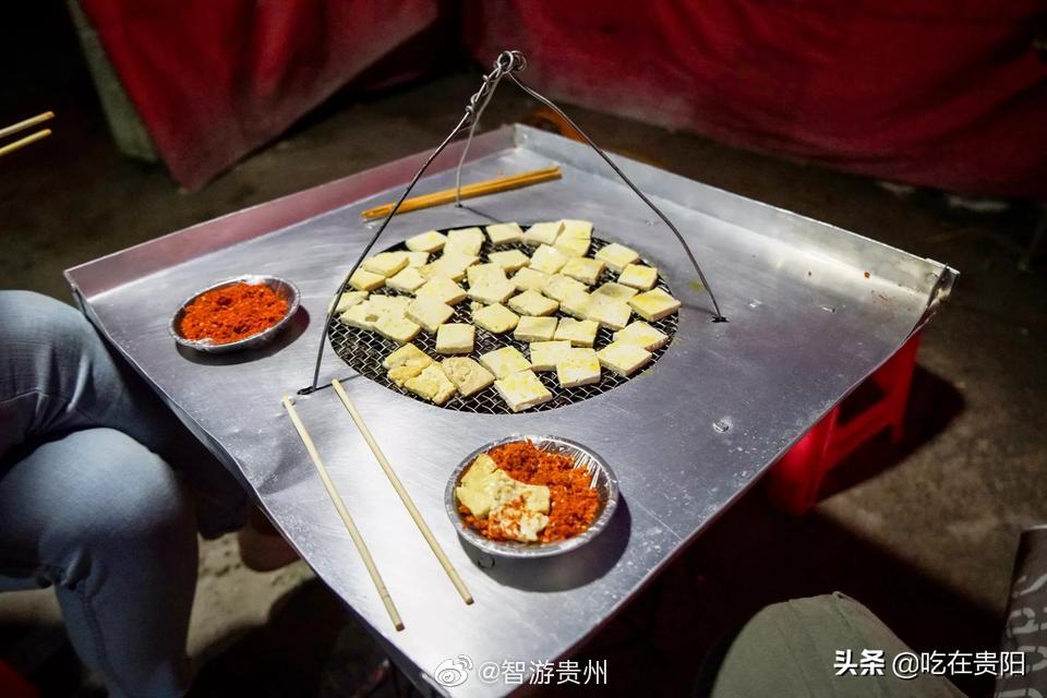 在贵阳,宵夜除了烙锅和烧烤之外,还有烤小豆腐哦,不会腻,刚刚好