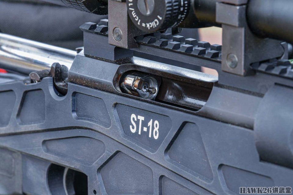 st-18的抛壳口非常大,可以看到枪机前端的抓壳钩和弹性抛壳挺.