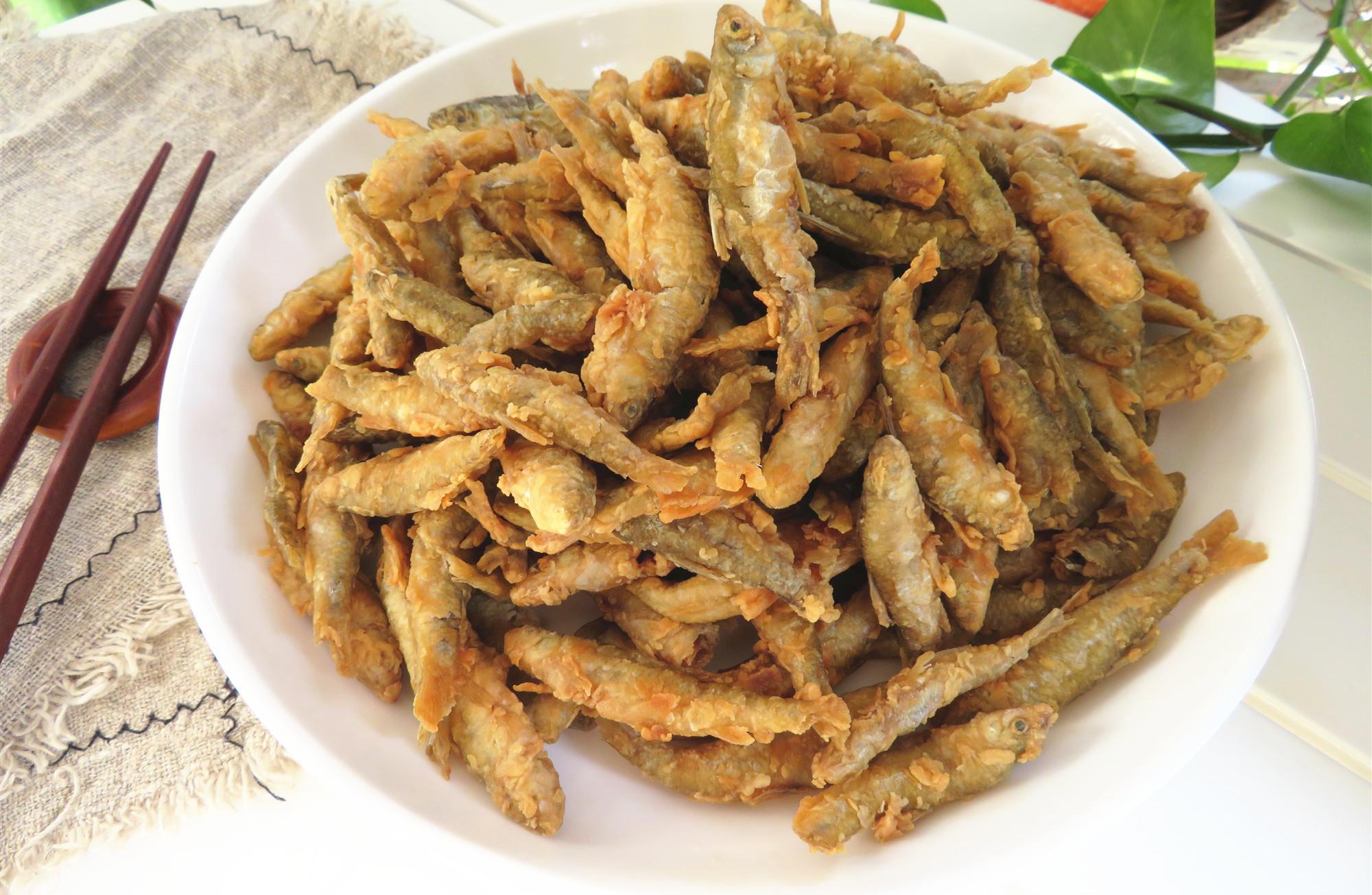 油炸小鱼好吃有诀窍照着做酥脆到从头嚼到尾刺都不用吐