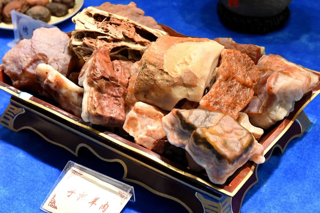 内蒙古阿拉善大漠奇石文化博物馆内琳琅满目的奇石精品真亮眼
