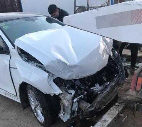 大众速腾正面碰撞五菱之光,现场不敢看,车主:不敢相信自己眼睛