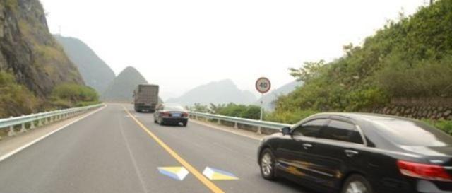 高速开车这4种标线要小心！最后一种开错，直接扣12分