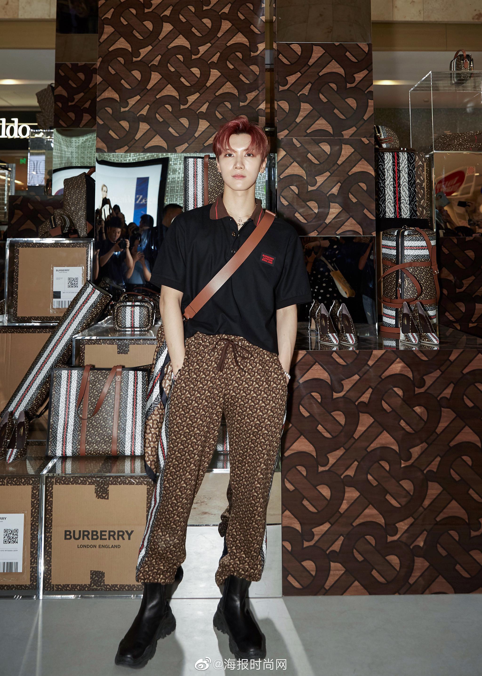 今天亮相@burberry 限时精品店开幕活动的@威神v_黄旭熙_lucas ,@威