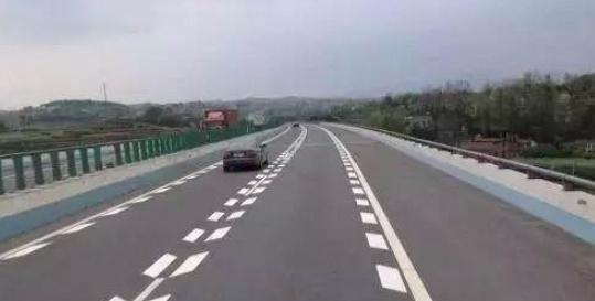 高速开车这4种标线要小心！最后一种开错，直接扣12分