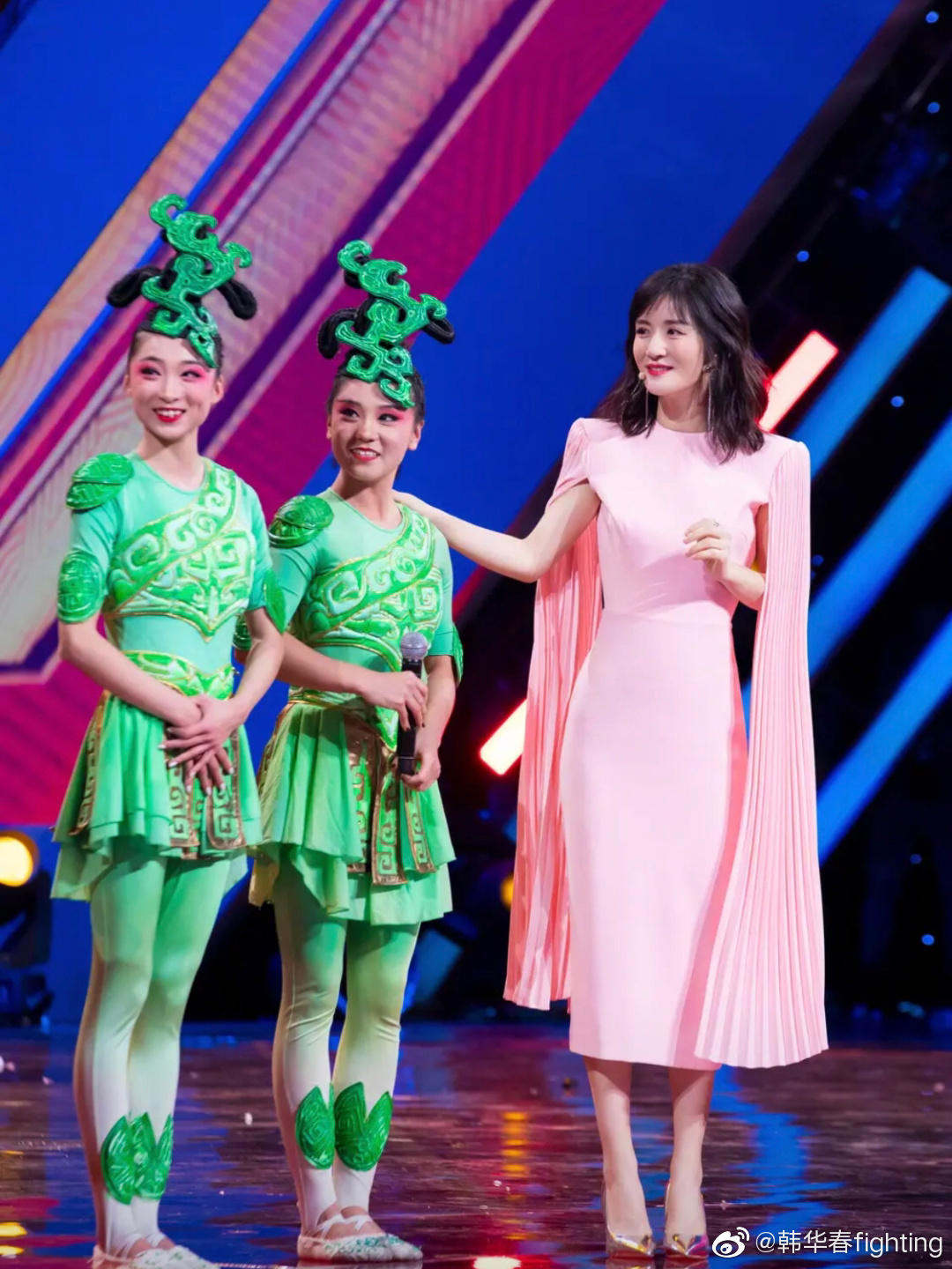 谢娜发文称再次主持直通春晚,造型唯美少女感十足!