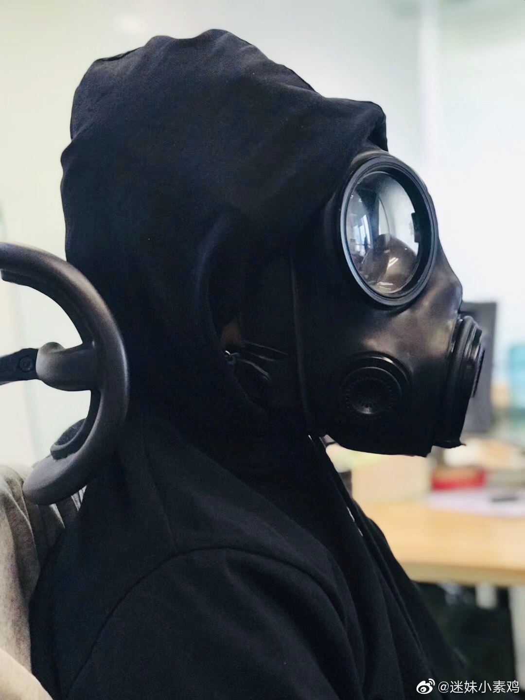 现在想想看我去年在办公室戴防毒面具也不是什么太夸张的事情了