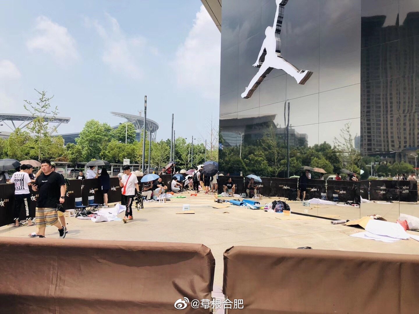 合肥万象城aj店试营业,又是排队的日子!商场保安化身防爆队员!