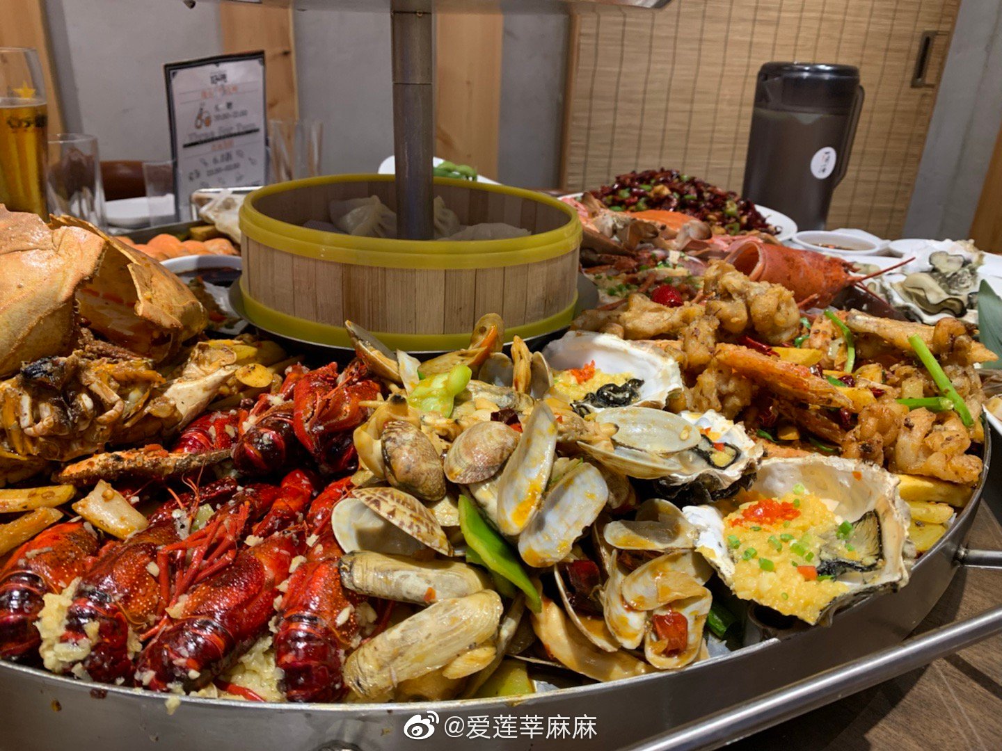 今天一天好像除了和朋友家人一起吃没干啥晚上高中同学聚餐海鲜吃了