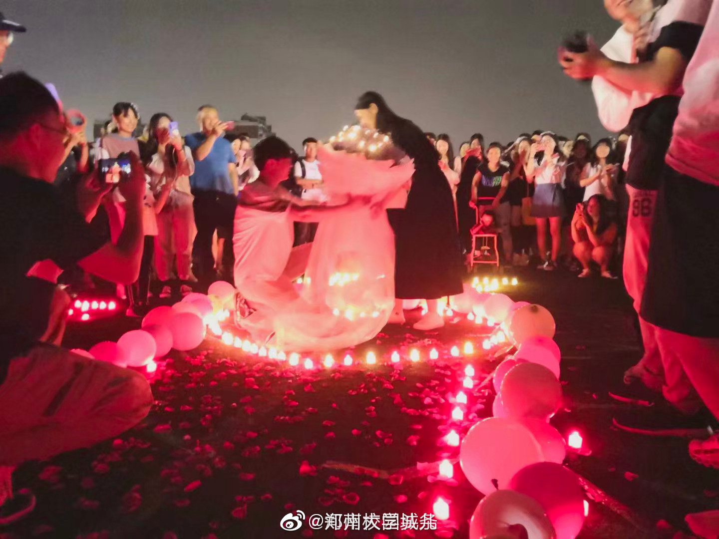 政法大学操场上的表白,男生公主抱女生,羡慕了
