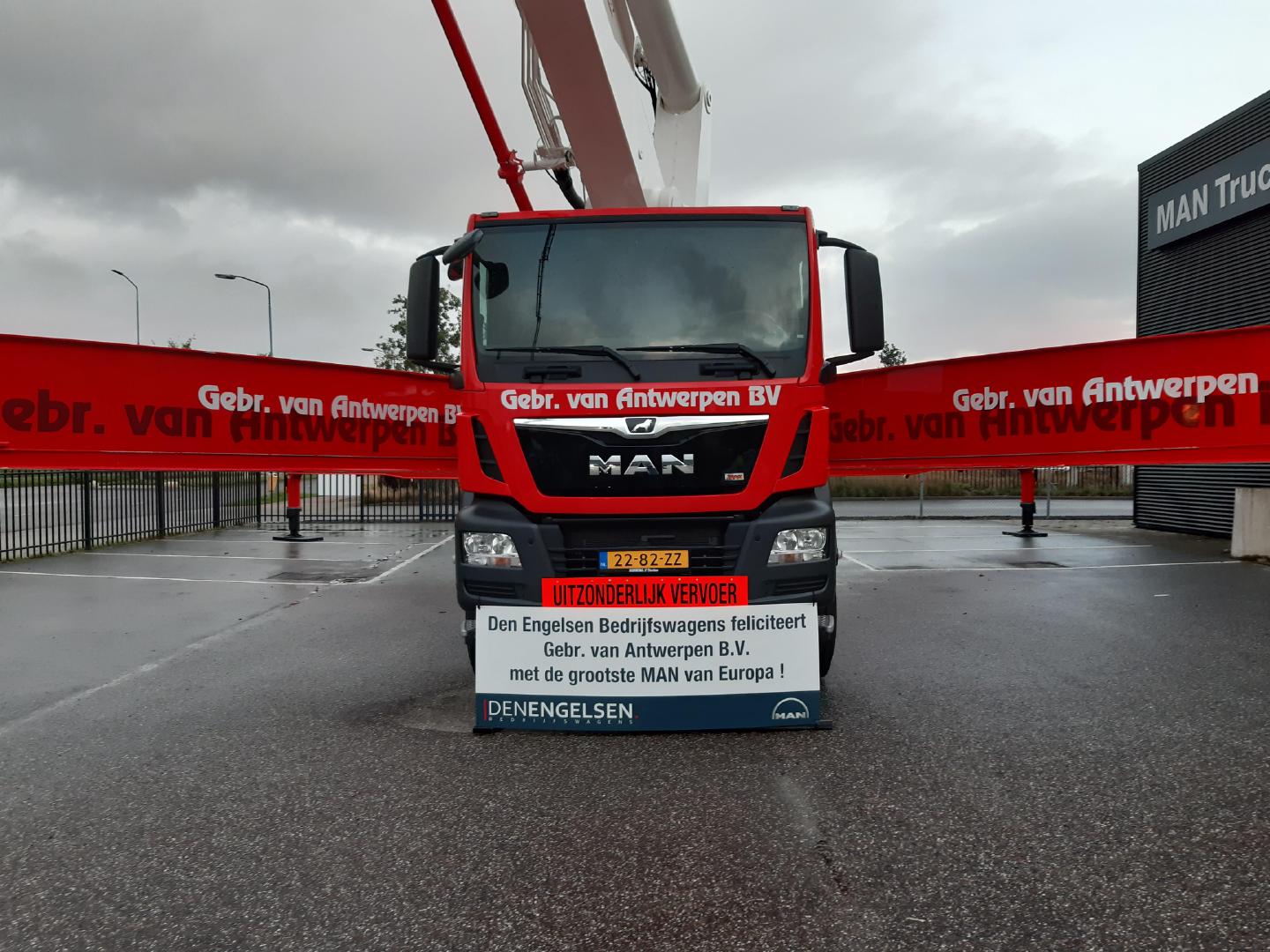 施维英最长5节臂65米上装加man 6桥底盘,一身红装很帅气