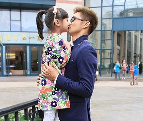 张亮反对爸爸跟女儿亲嘴,网友表示赞同,圈内某些爸爸要难堪了