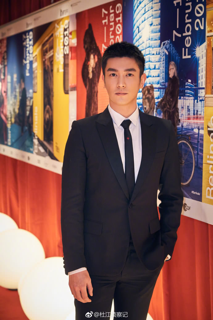 杜江西装革履现身电影节现场,身材挺拔,长相俊朗,简直帅炸屏.
