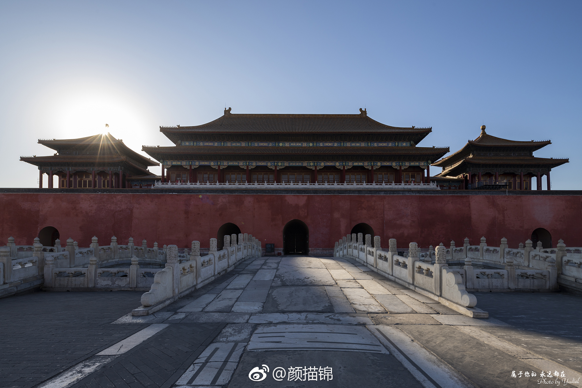 汉白玉阶斑驳琉璃宫瓦憔悴承受了太多宿命的冷落你难耐如今的燕舞