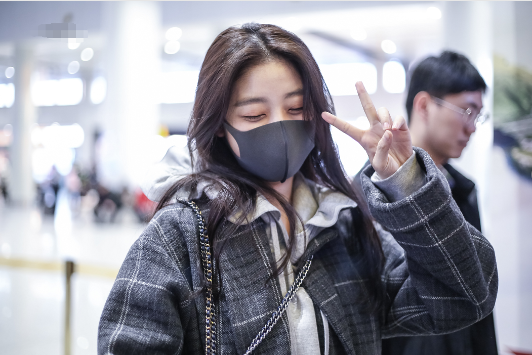 戚砚笛口罩遮面打扮清新 对镜头比v行走间笑容甜美可爱