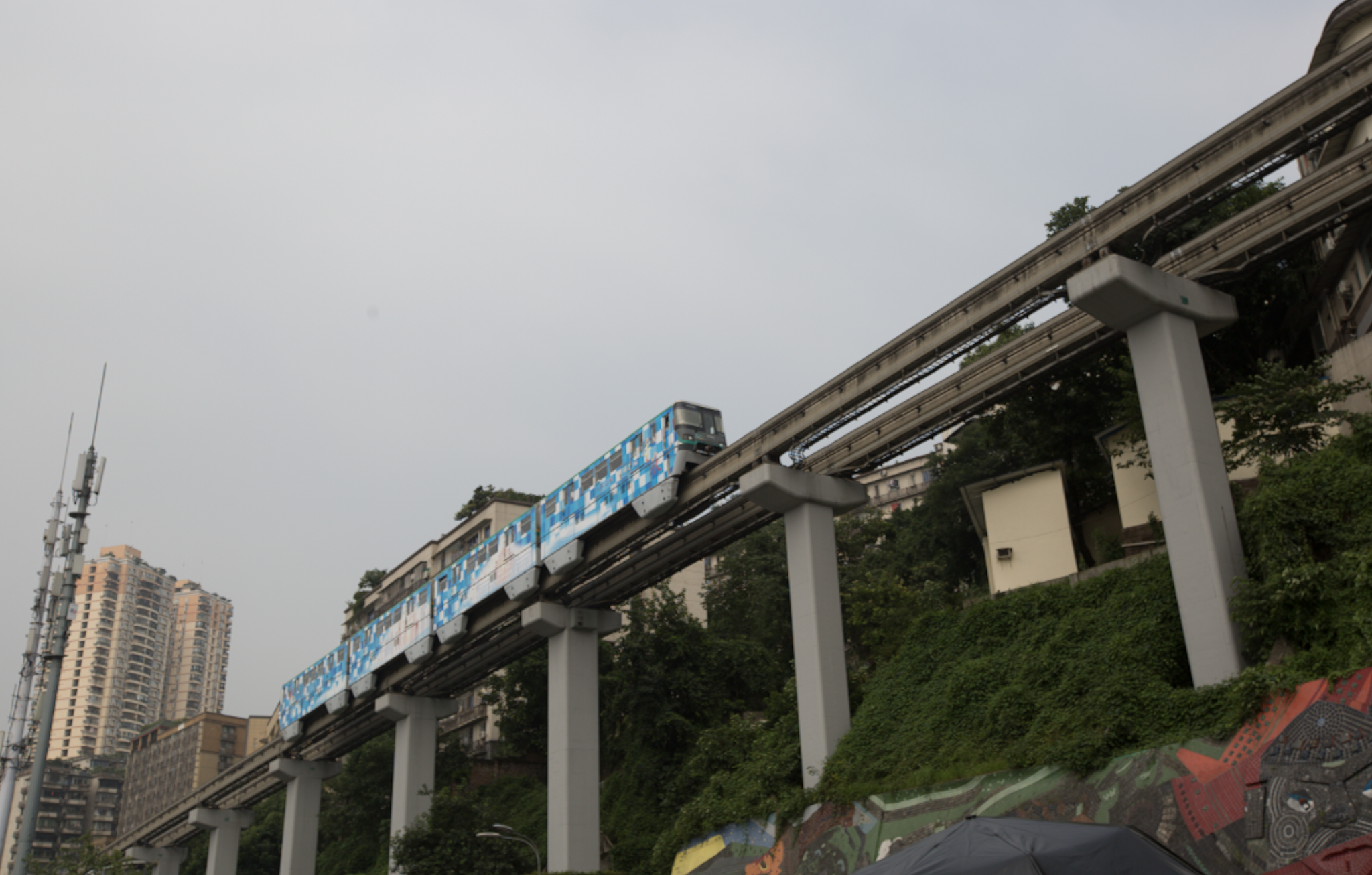 重庆这个地铁站,为我国首个穿楼而过站点,凭实力成为网红打卡地