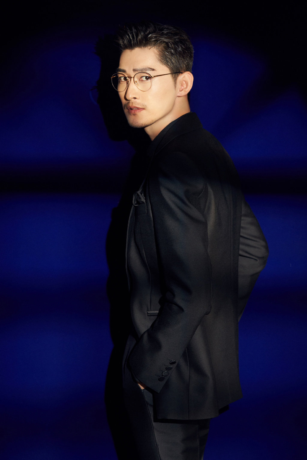 张翰身穿黑色西装搭配金丝边眼镜,留了胡子的翰哥别具风格