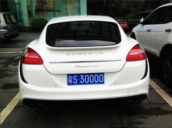 通过车架号可以查到这款车的出厂日期这类的基本信息,而车牌则是一款