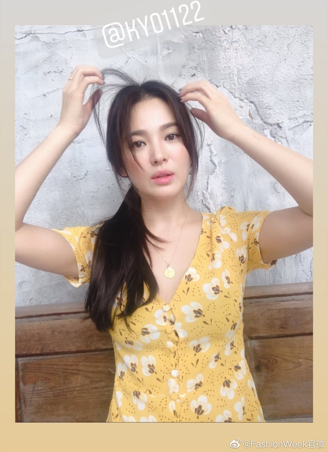 x 小黄裙💛 | 乔妹身穿黄色连衣裙搭配长发侧马尾