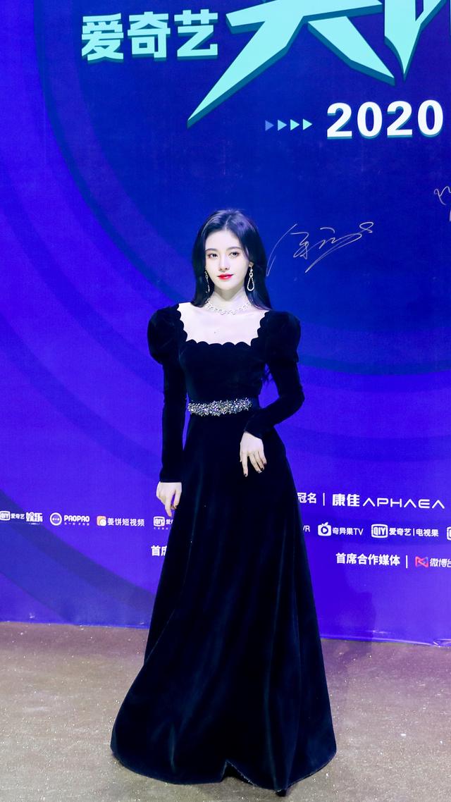 犹如换头的鞠婧祎5年来从丑小鸭变小仙女仅仅是靠造型跟妆容