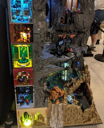 大神用乐高玩具搭建韦恩大宅 蝙蝠洞