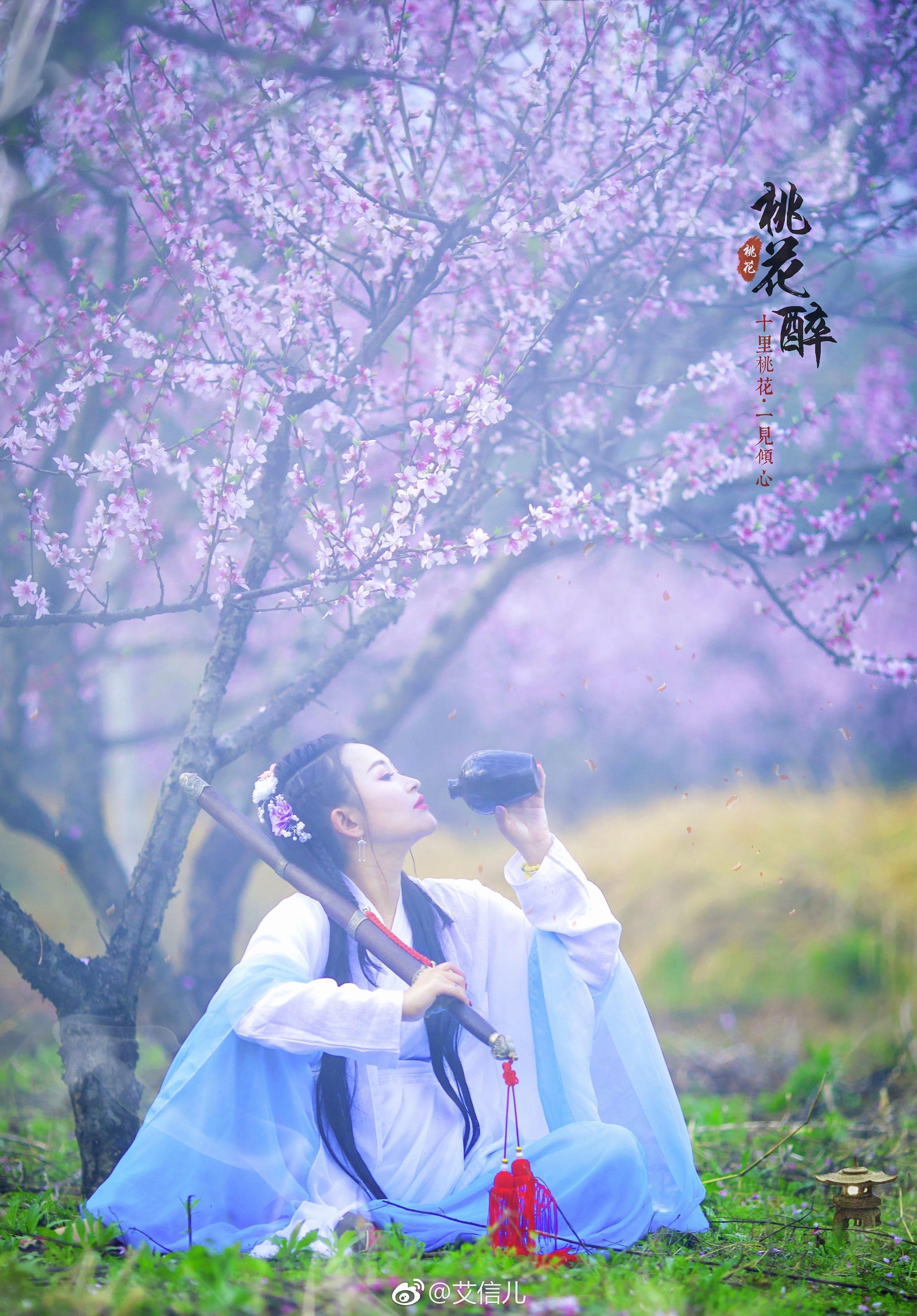 桃花坞里桃花庵,桃花庵下桃花仙; 桃花仙人种桃树,又摘桃花换酒钱.