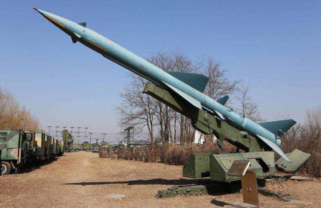 一开始,由于经验不足,飞行动作过于剧烈,固定阵地部署的萨姆2很难机动