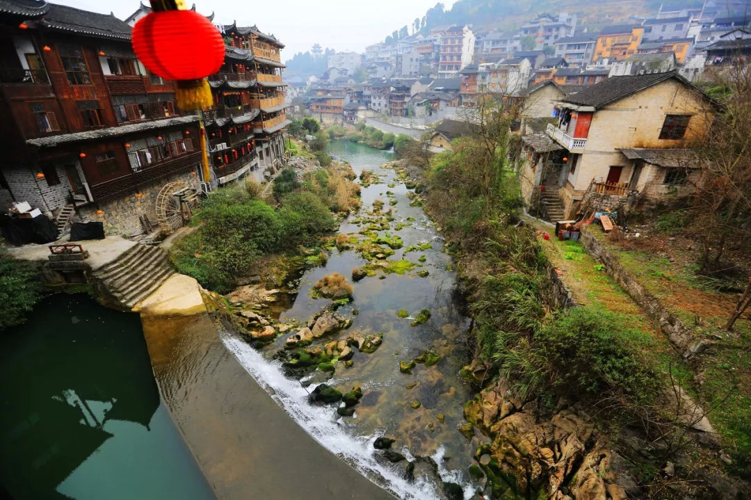 中国唯一挂在瀑布上的千年古镇,美景不输周庄,被誉〃小江南