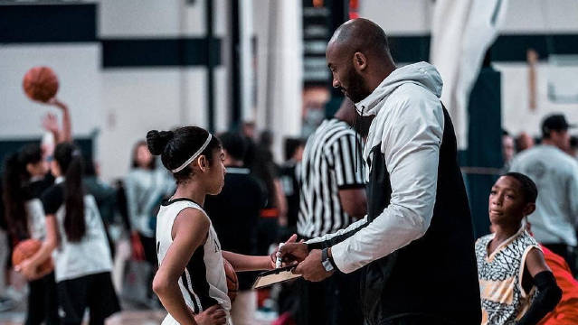 科比ins发二女儿gigi的打球视频,鼓励他继续向前冲!