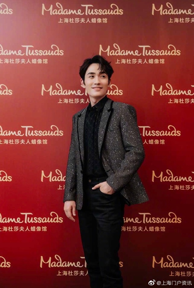 近日演员@朱一龙 来到@上海杜莎夫人蜡像馆 进行蜡像量身