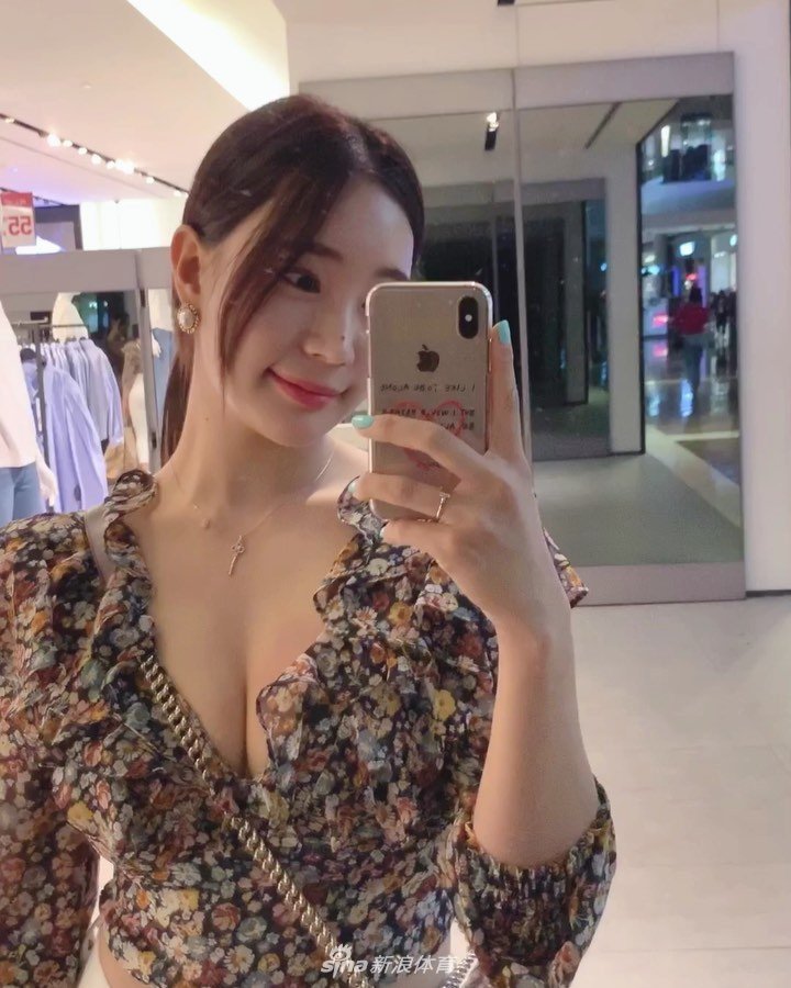 韩国高尔夫美女柳贤朱出生于1994年 作为女子韩巡新生代颜值担当