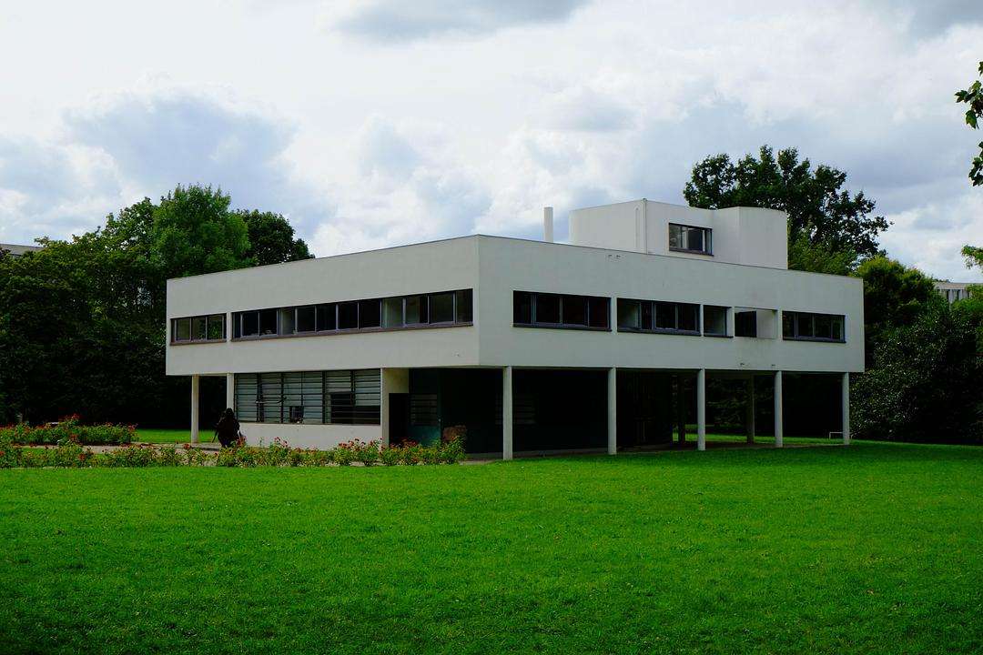 萨伏伊别墅,柯布西耶说支架是因为湿气太大