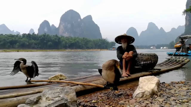 桂林山水甲天下,桂林天下漓江竹排上的老爷爷