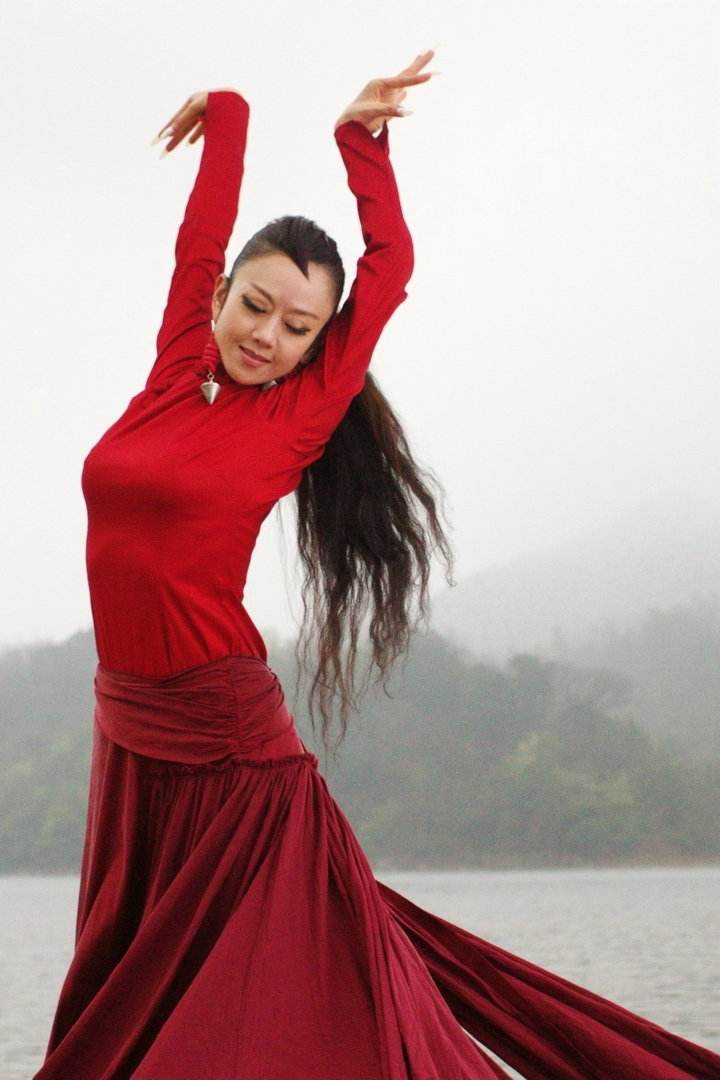 杨丽萍的背影照片感动网友明星成就背后的巨大付出你可曾了解