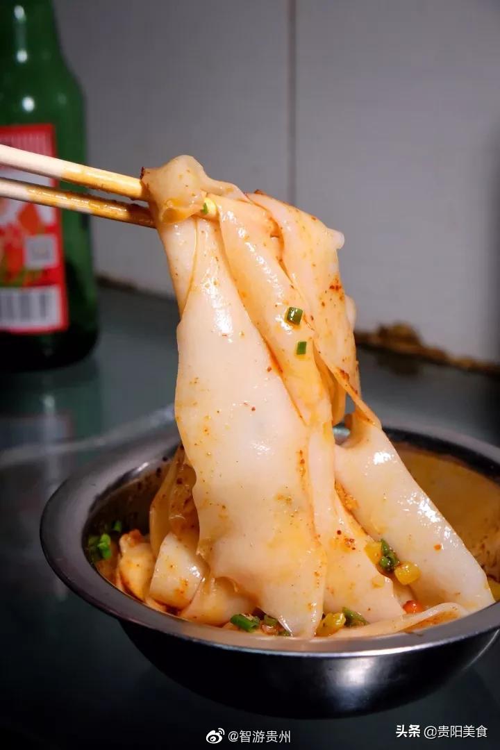 天气逐渐热了起来,可以吃冰冰凉凉的东西了,凉拌米皮先吃起来