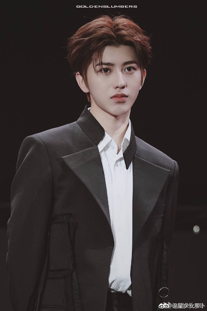 蔡徐坤和前公司合约案的问题