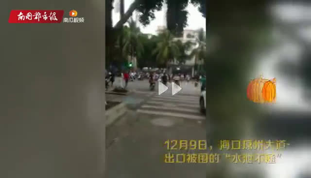 人行道开在小区大门旁 车流人流混乱业主叫苦|非机动车_新浪新闻